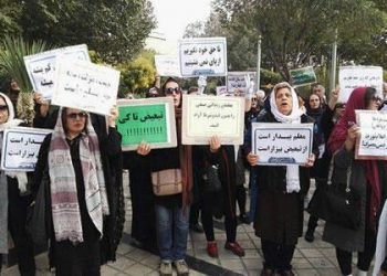 Retired women continue their protest
