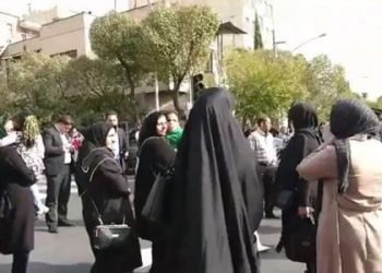 Women protest against children’s lack of medication