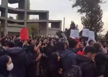 Young women actively partake in protest at Kharazmi University