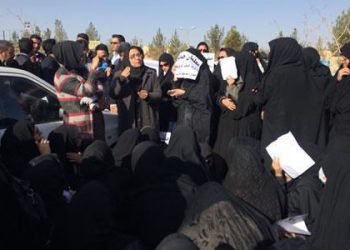 Teachers of Yazd, art students of Tehran stage protests