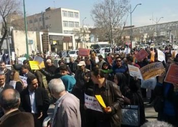 Plundered women and men stage protest outside the parliament