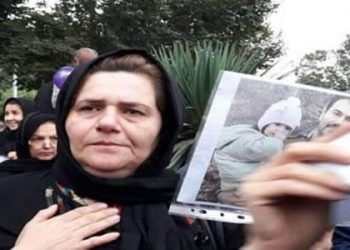 Suffering mother of Soheil Arabi spent turn of the year outside prison