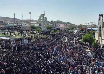 Active participation of women in a major protest in Kazeroun