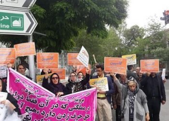 Women protest plunder of their savings, prevailing repression