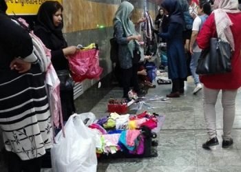 Female Peddlers Forced to Sell in Subways as Coronavirus Spreads in Iran