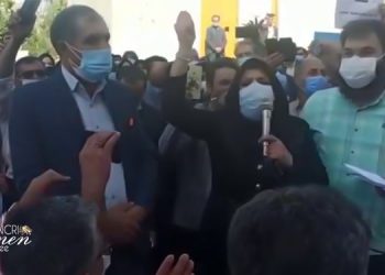 A female teacher from Hashtgerd speaks to the large gathering of teachers in Karaj