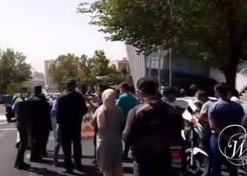 Iranian women and men protest, call for Rouhani’s execution